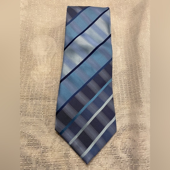 Van Heusen Tie - Picture 1 of 3